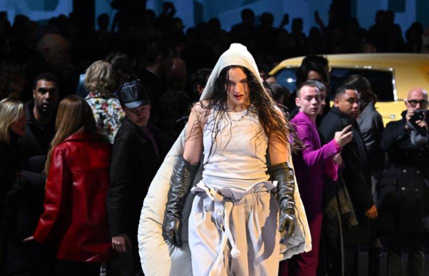 Rosalía sale “coroná” de París con un espectacular desfile de Louis Vuitton