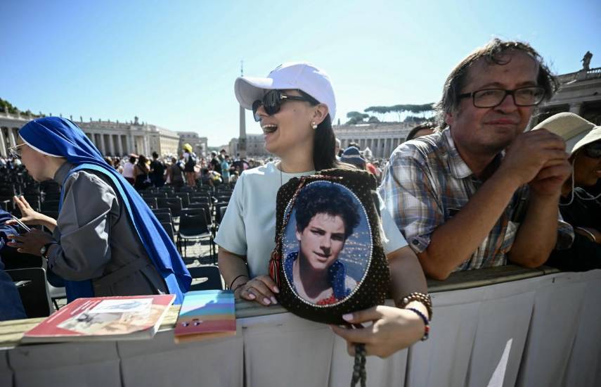 Miles de fieles celebran en el Vaticano la canonización del primer santo milenial