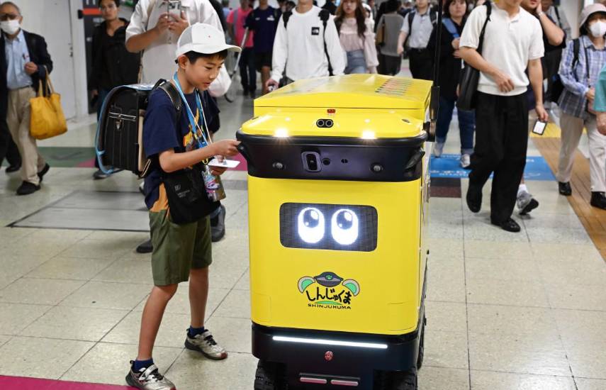Tokio prueba robots recolectores de basura en su estación ferroviaria más concurrida