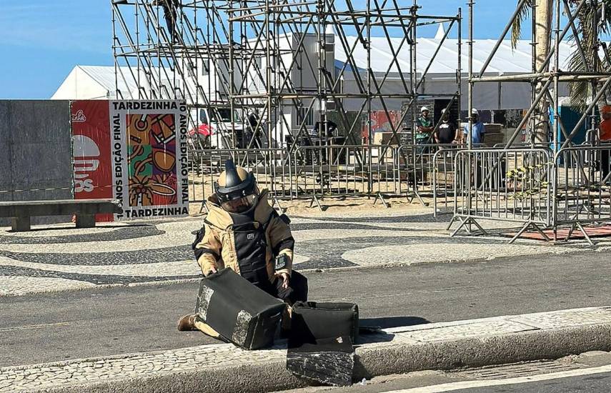 HANDOUT / AFP | Oficial en Copacabana revisando el explosivo.