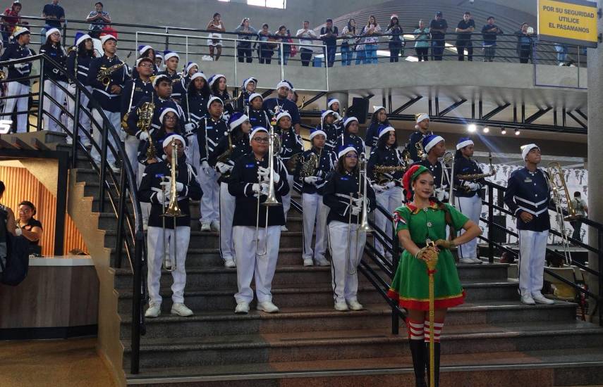 Se enciende la Navidad en la Terminal de Albrook