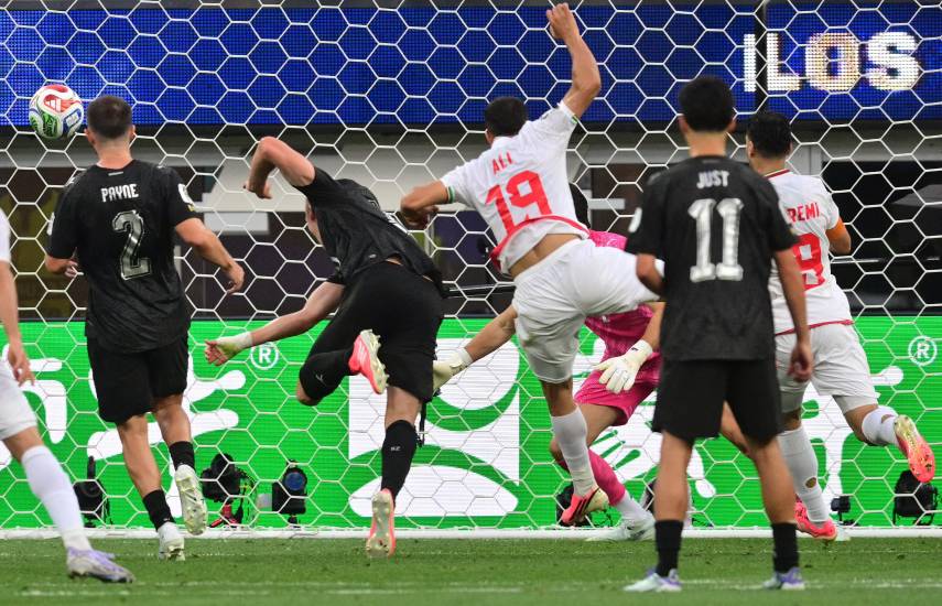 Irán empata 2-2 con Nueva Zelanda en su estreno mundialista bajo tensión