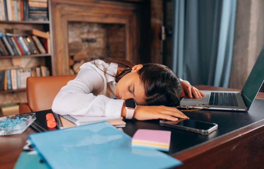 Magnific | Una joven se quedó dormida en su escritorio.