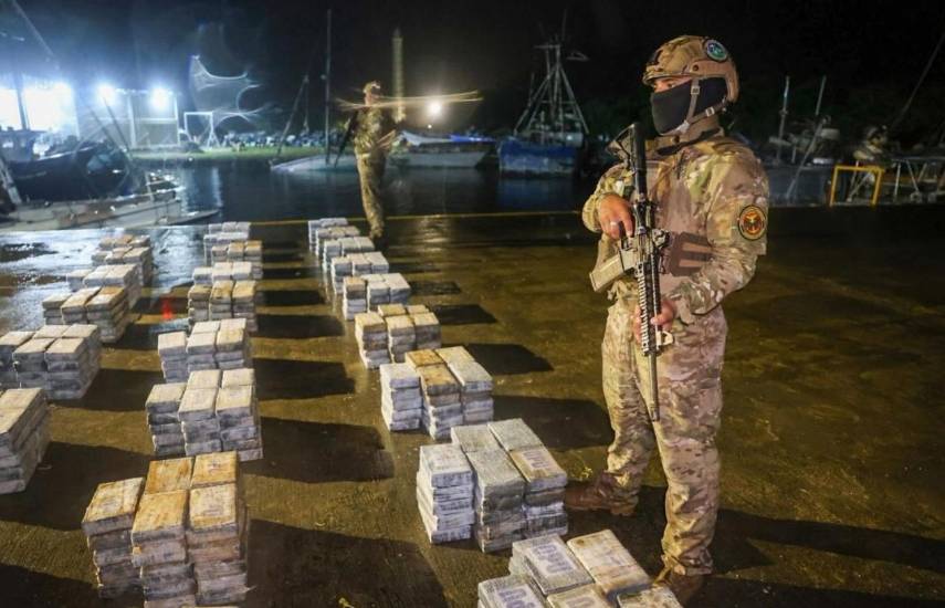 La Aeronaval incauta 700 paquetes de presunta droga y captura a dos personas en Colón