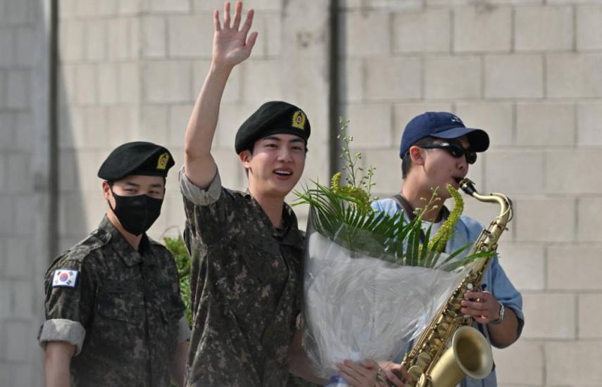 Jin, estrella de BTS concluye servicio militar en Corea del Sur