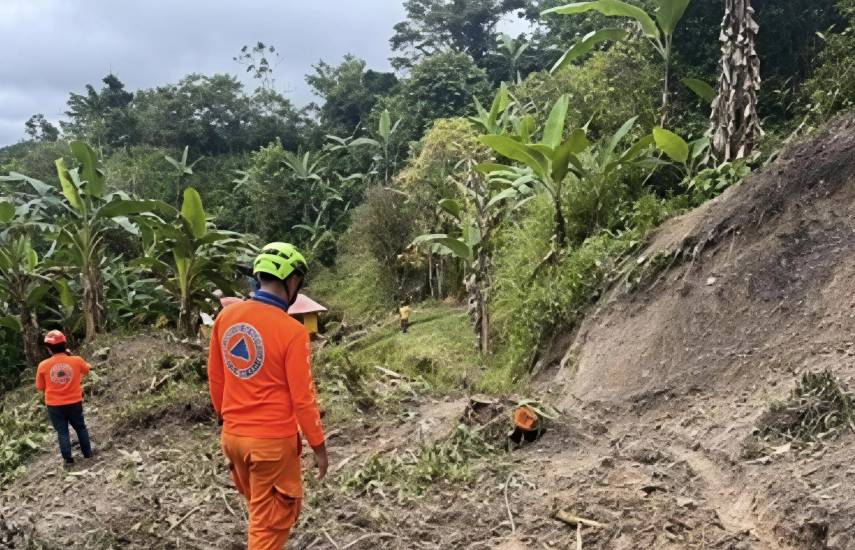 El Sinaproc inspeccion área afectada por deslizamiento en San Carlos