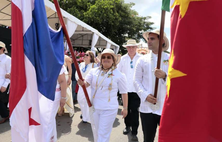 Directora del INADEH es abanderada en actos de fundación de La Pintada