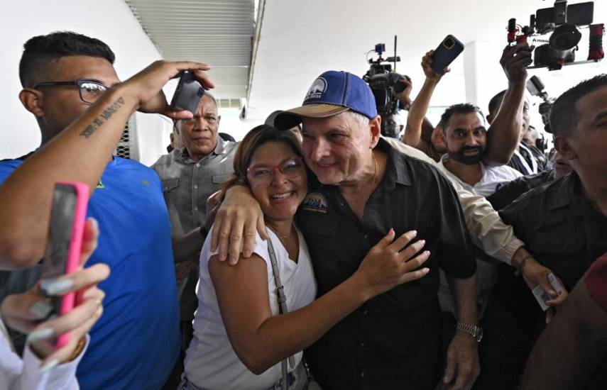 AFP | Ricardo Martinelli junto a una seguidora.