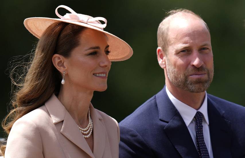 La Princesa Catalina (izq.) y el Príncipe Guillermo de Gales viajan en el carruaje Ascot Landau durante una procesión en el Castillo de Windsor.