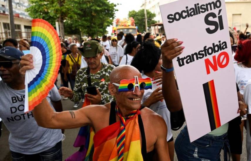 Comunidad LGBT celebra en Cuba matrimonio igualitario con la conga del orgullo
