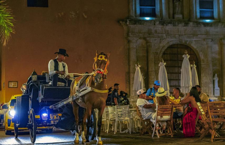 Colombia prohíbe carruajes con caballos en turística Cartagena