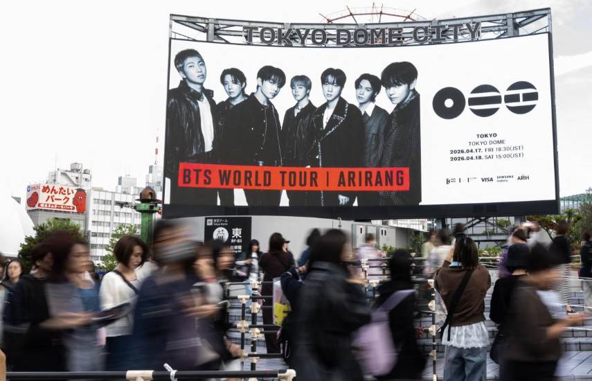 Admiradores japoneses dan la bienvenida a BTS, en el inicio de su nueva gira mundial