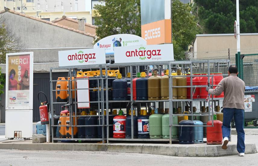 Una persona recoge una bombona de gasolina en una gasolinera de Carnon, en el sur de Francia.