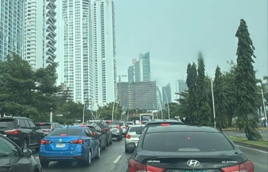 Lluvias provocan tranque en la capital