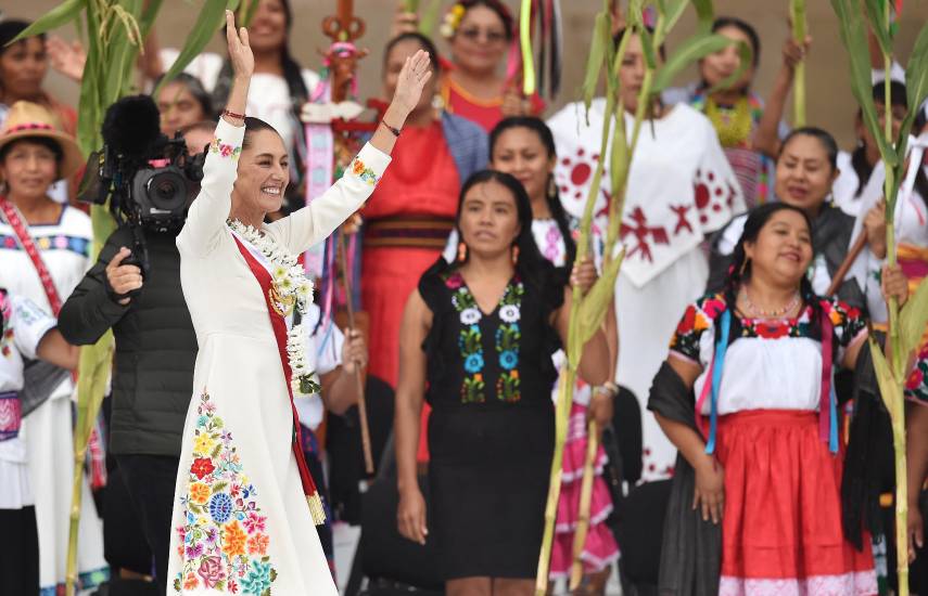 Colores, bordados indígenas y poder: ¿Qué comunica la imagen de la presidenta de México?