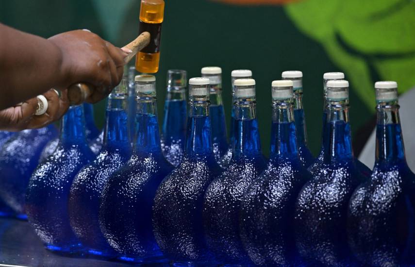 No, el famoso licor Curazao azul no es azul