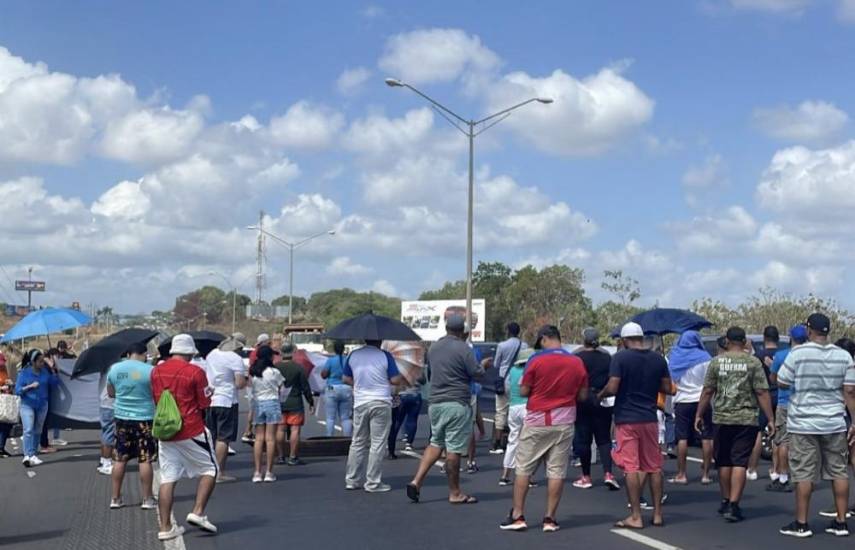 Residentes de La Chorrera cierran la autopista; protestan por falta de agua