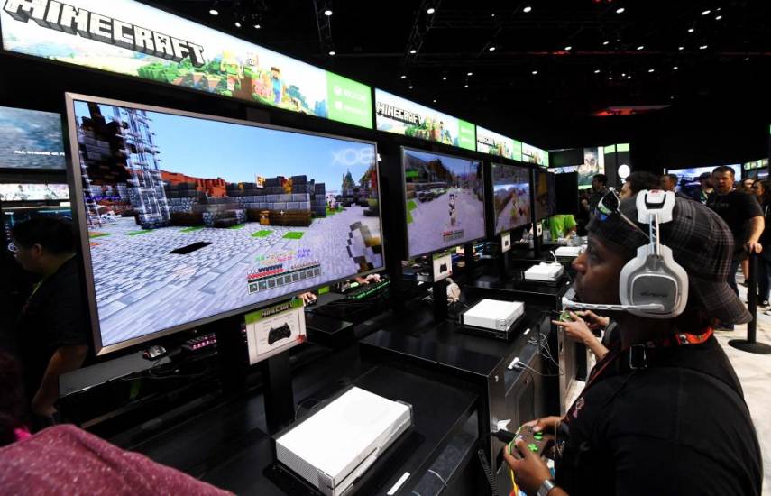 Los jugadores de la exhibición de Microsoft Xbox juegan el juego “Minecraft”.