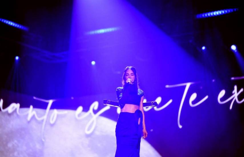 Natti Natasha le cantó a Raphy Pina “La falta que me haces” en los Latin AMAs