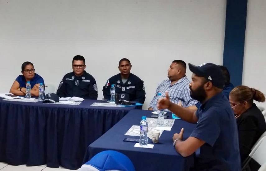 Director de la Policía se reúne con afectados por invasión de tierra en Bocas del Toro y hace un llamado a la calma