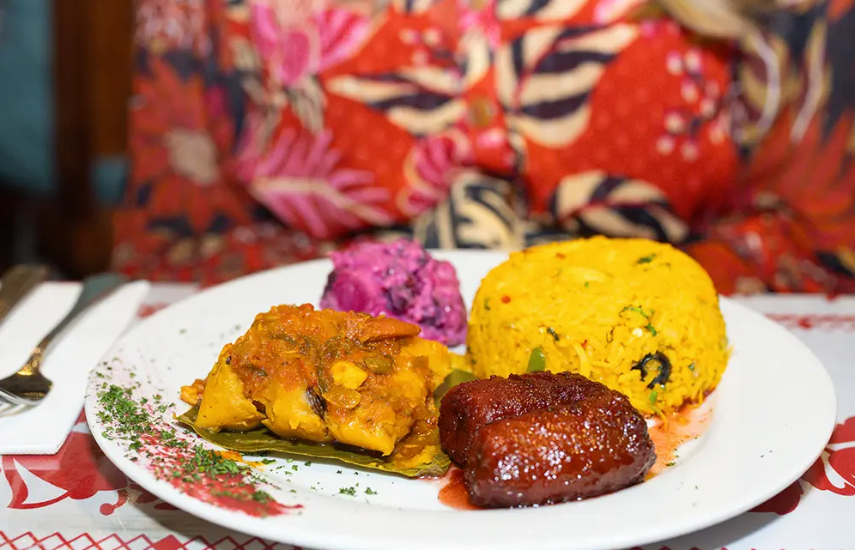 ML | Tamal de olla, arroz con vegetales, ensalada de papa morada y plátano en tentación de @sabroso_panama. Ubicado en Isla Perico.