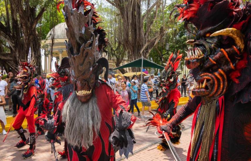 Color, baile y ritmo en fiesta de diablos