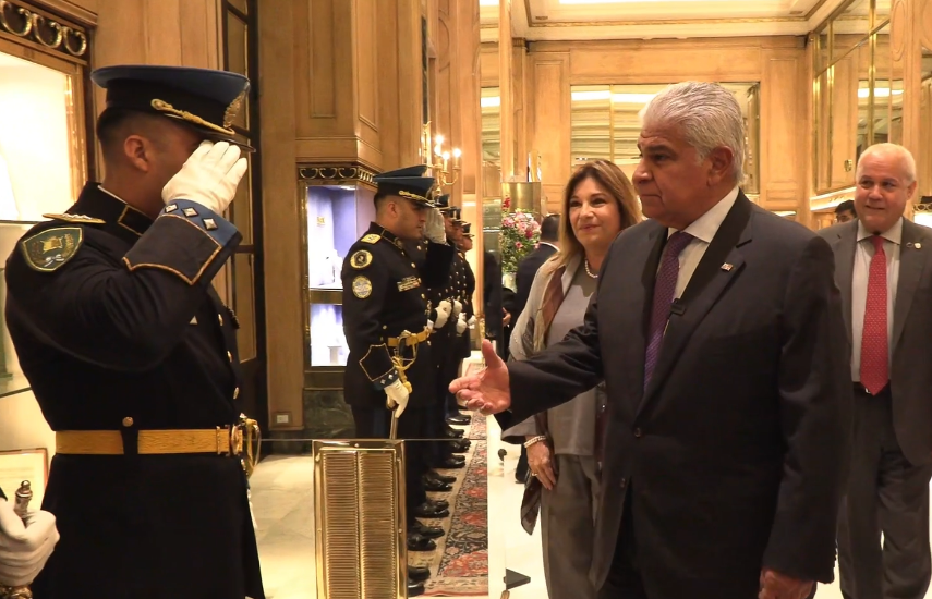 Mulino recibe a cadetes panameños que estudian en la escuela de la Policía Federal Argentina
