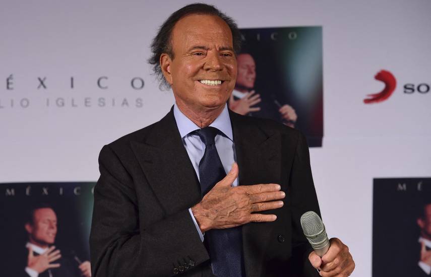 Dos ex empleadas de Julio Iglesias denuncian agresiones sexuales del cantante