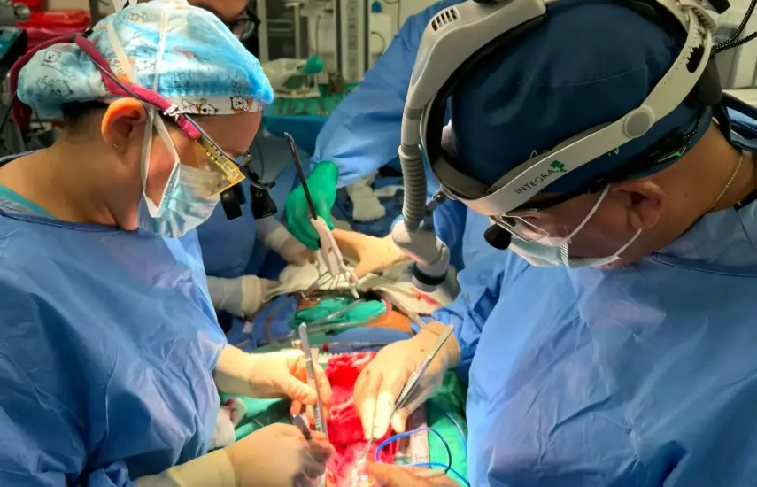 ML | Equipo de la CSS en el proceso de la cirugía.