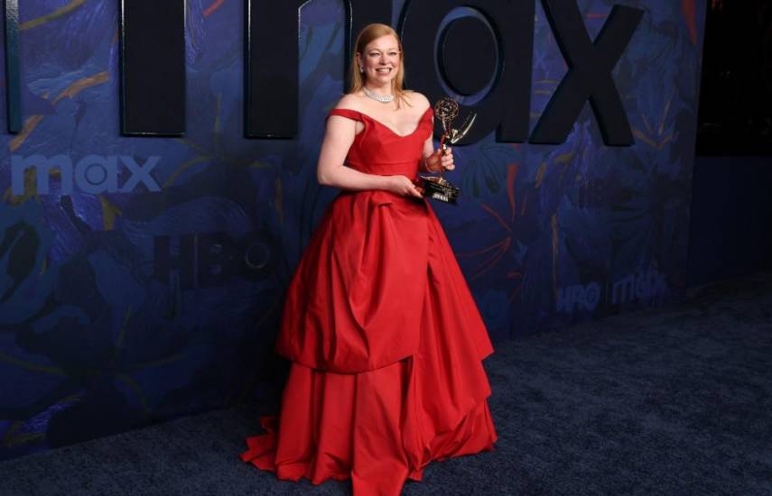 Rojo, negro y morado brillan en la alfombra roja de los Emmy