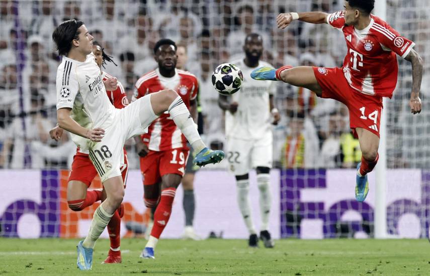 AFP | Futbolistas del Real Madrid (blanco) y del Bayern Munich durante un partido de Champions.