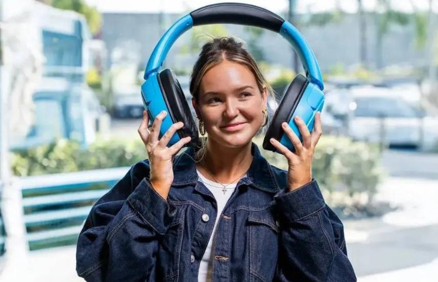 Los nuevos auriculares Blue XL de JLab son extremadamente grandes y funcionan como un altavoz