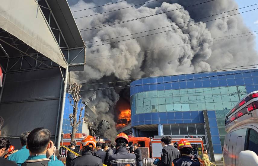 Catorce muertos en incendio en fábrica de piezas para autos en Corea del Sur