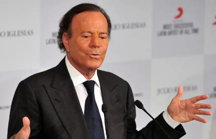 Julio Iglesias pide el archivo de la denuncia de dos exempleadas por presuntos delitos sexuales