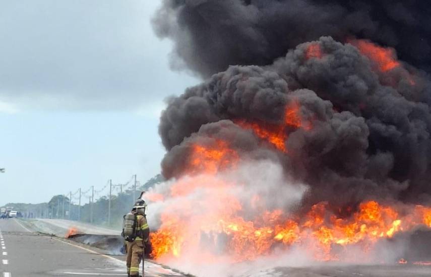 Conductor sobrevive tras vuelco e incendio de camión cisterna en Antón