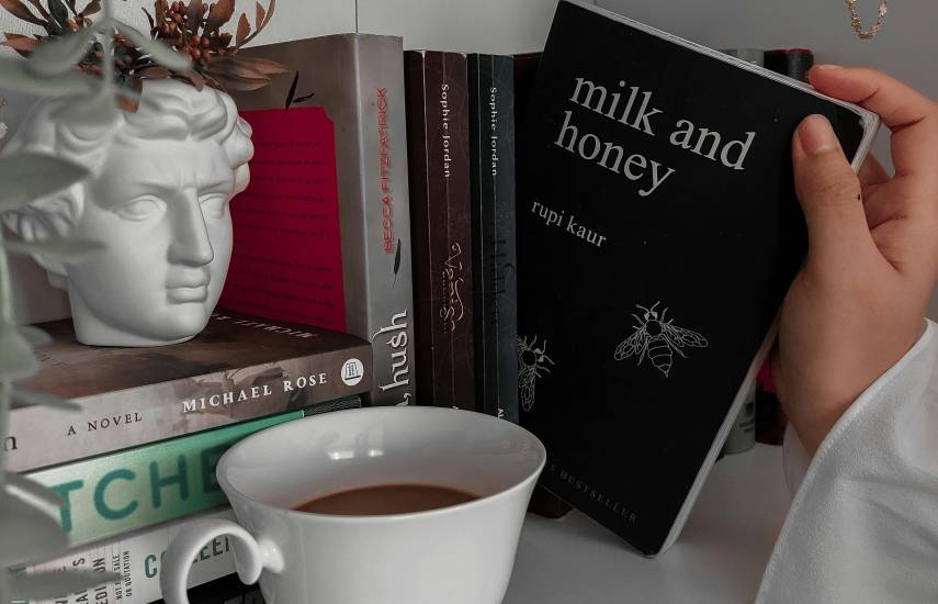 Pexels | Libros de diversas editoriales sobre un estante.