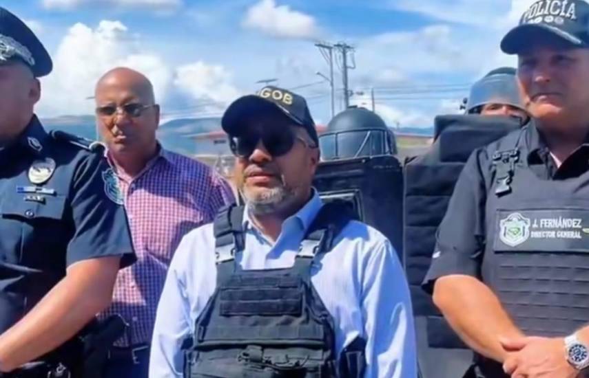 Un muerto deja enfrentamiento entre internos en La Joya; decomisan ocho armas de fuego