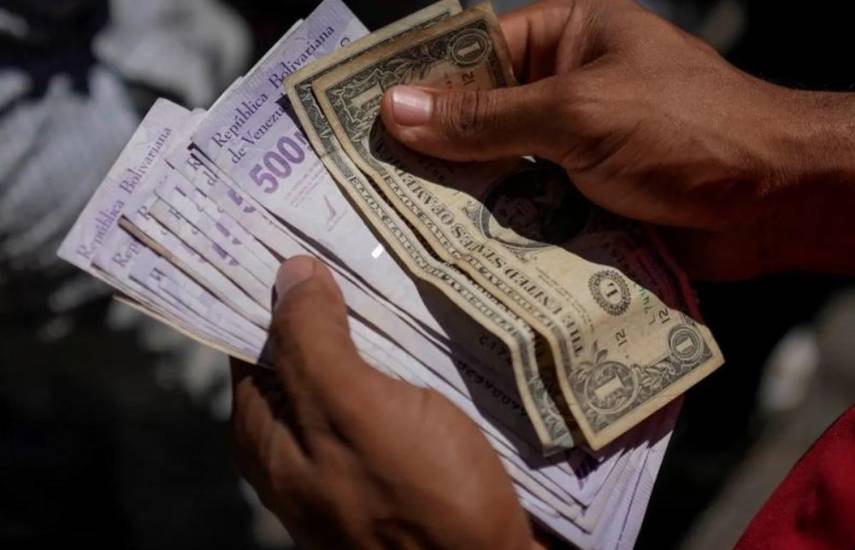 Maduro ordena medidas para proteger la tasa oficial del dólar tras la última devaluación del bolívar