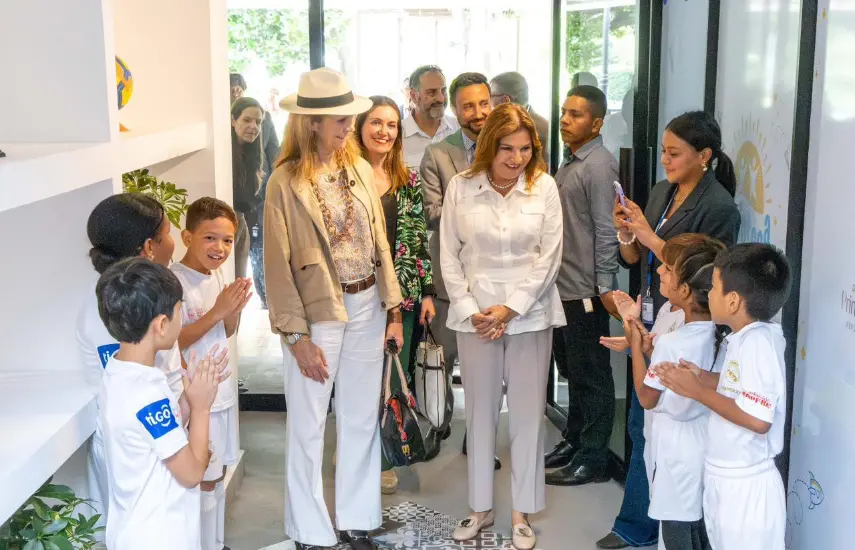 La Infanta Elena de España recorre el Parque Omar junto a la Primera Dama.