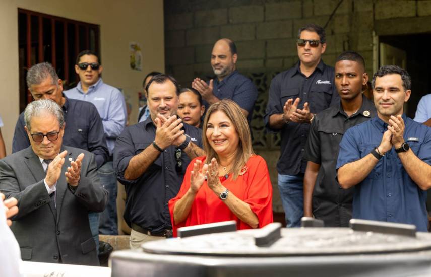 ML | La primera dama durante la entrega de un Sistemas de Captación de Agua de Lluvia.