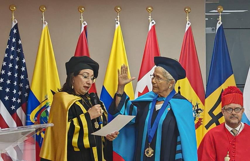 Entregan doctorado Honoris Causa a Alma Montenegro de Fletcher