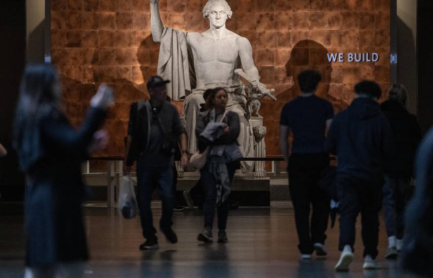Turistas acuden en masa a museos en Washington tras fin del cierre gubernamental en EEUU