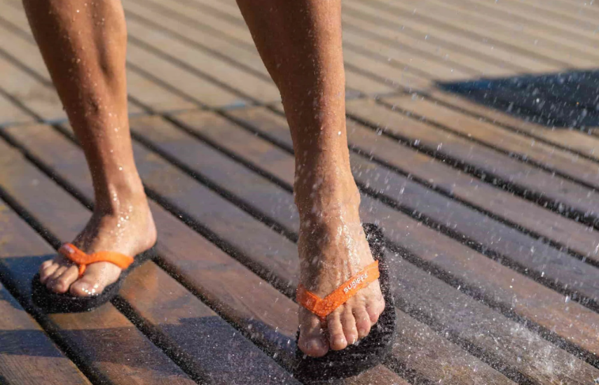Calor y humedad, afectan los pies durante el verano