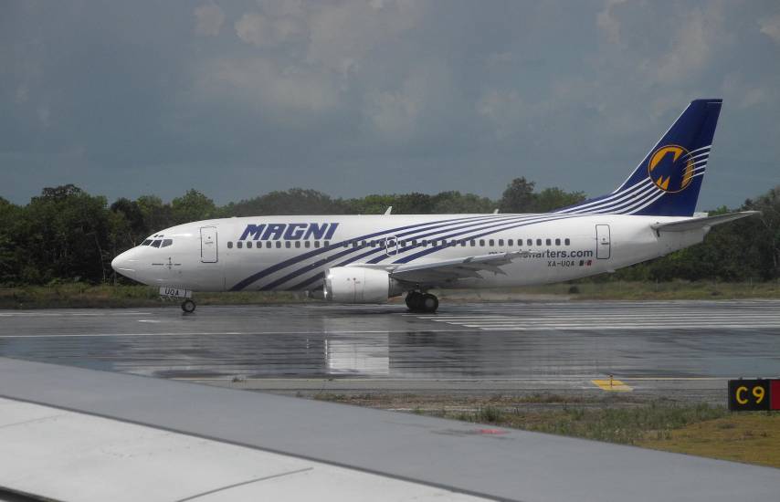 AFP | Un Boeing 737 de Magni rueda por la pista del aeropuerto de Cancún.