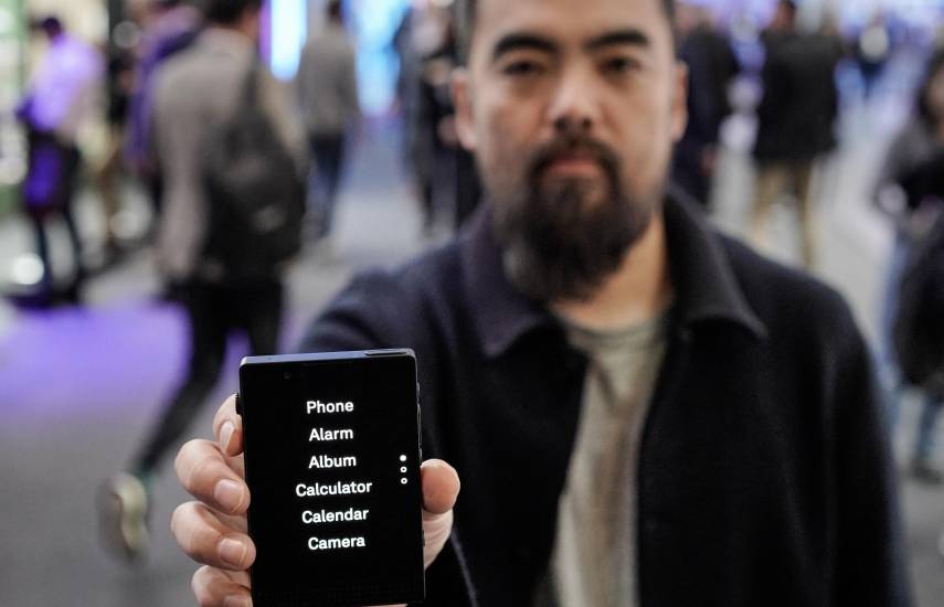 Más desconexión o privacidad: teléfonos atípicos se desmarcan en el Congreso mundial del móvil