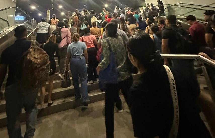 Usuarios reportan problemas con los validadores y escaleras eléctricas detenidas en el Metro