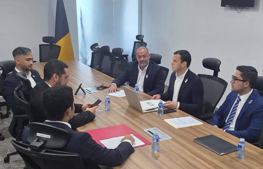 Cortesía | representantes de la Liga panameña de Fútbol-LPF (d) junto a diputados.