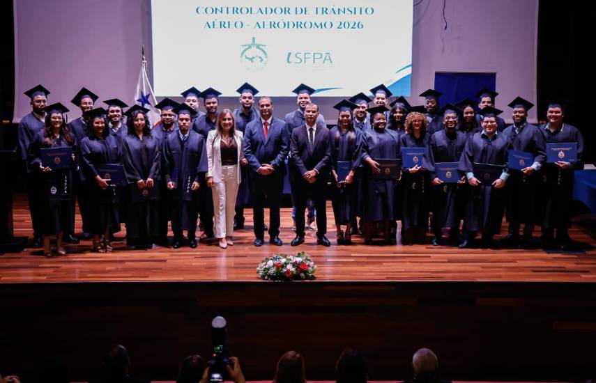 La Autoridad de Aeronáutica Civil gradúa nuevos controladores aéreos