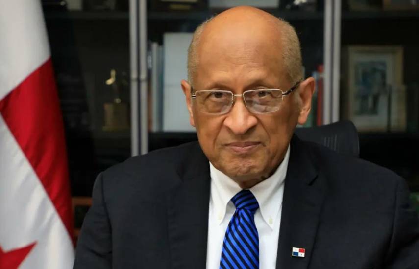 Ministro Alexander manda a suspender licitaciones y nombramientos