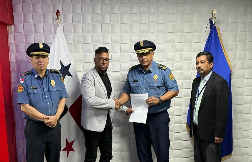 Bomberos acuerdan bono mensual de $100 para operadores de vehículos de emergencia